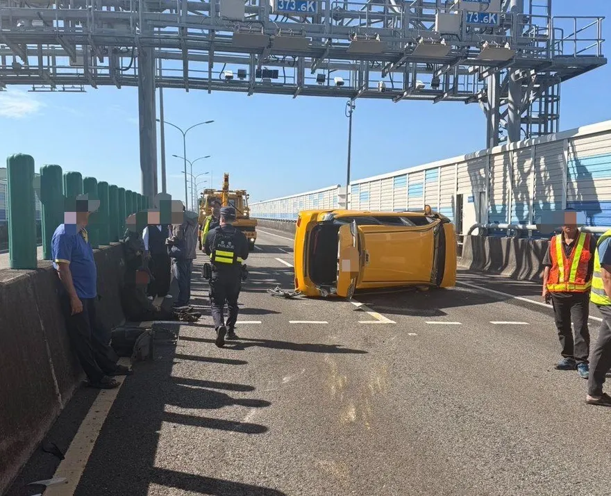 國1漁港路交流道「小黃遭大車撞翻」機油流一地　4人急送醫