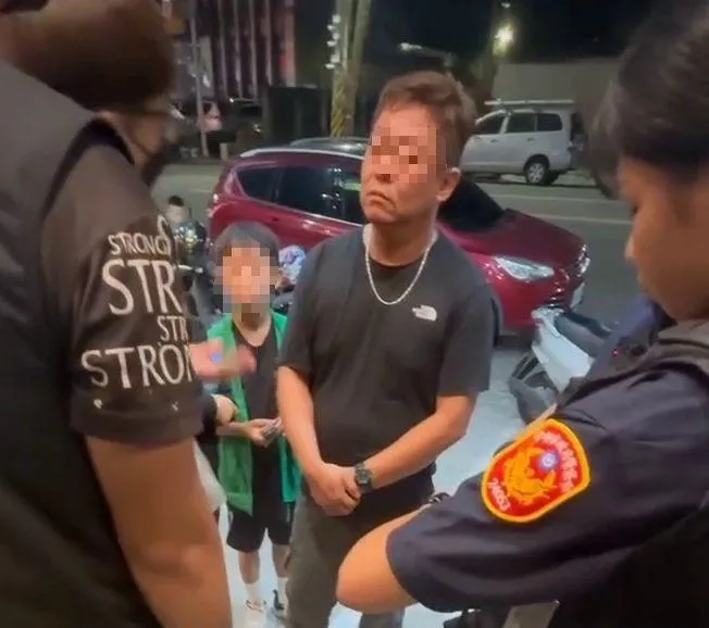 影/未補上乾淨碗！高雄莽漢「幼子面前推店員嗆聲」還想打人