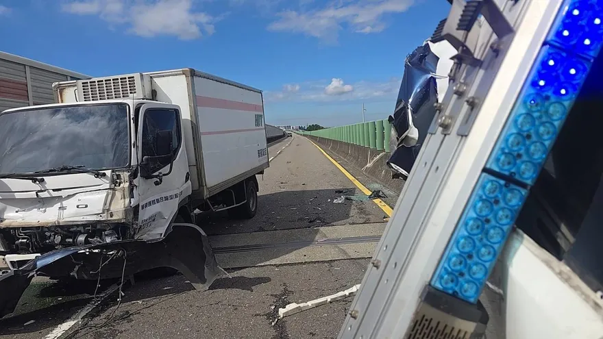 影/新竹台68巡邏車處理車禍遭撞噴飛卡護欄　2警暫時失憶