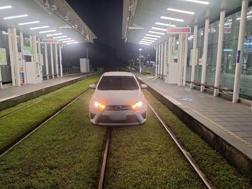 高雄小客車誤闖輕軌凱旋武昌站卡住　影響4班次