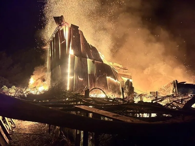 台中驚見「果園大規模燃燒」！鐵皮屋燒剩骨架