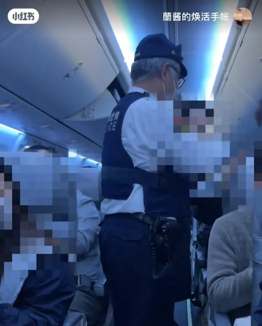 就要坐一起！男乘客硬要換位大鬧2小時　飛上海客機被迫返航