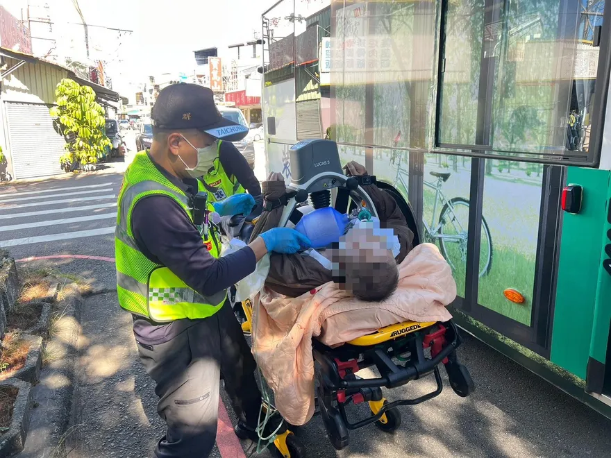台中公車司機突急煞！84歲翁慘摔「命危搶救中」