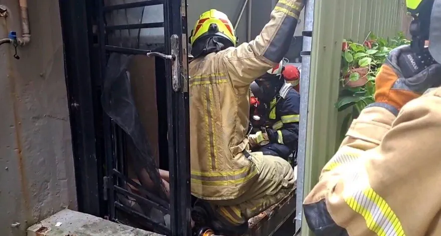 基隆民宅大火　62歲獨居翁獲救「口鼻都是炭粒」