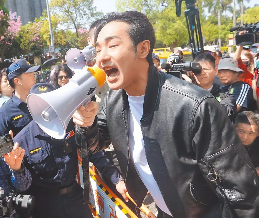 香港人怒了！轟八炯造謠「大火只派1輛消防車」本人死不認錯遭抓包偷剪片