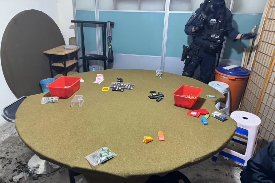 職業賭場隱身板橋菜市場　監視器加門禁警照逮21人