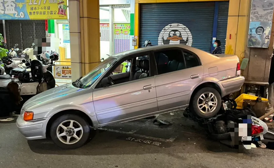 影/高雄天兵男駕駛疑倒車打錯檔 　「保齡球式」撞6機車釀1傷