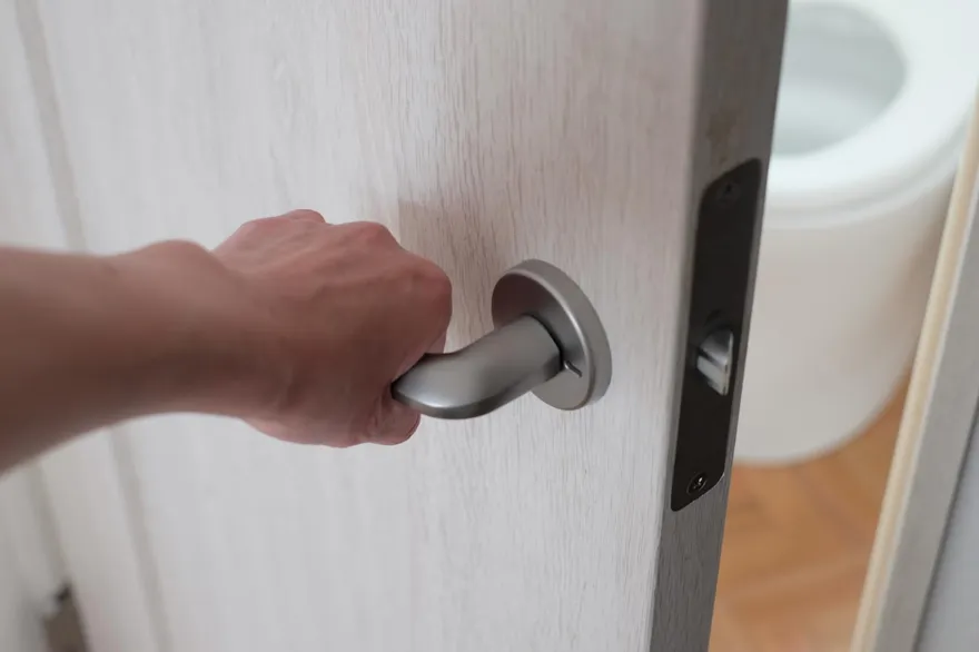 單月14次滯留廁所1hr　陸工程師「帶薪大便」遭解雇扯：長痔瘡