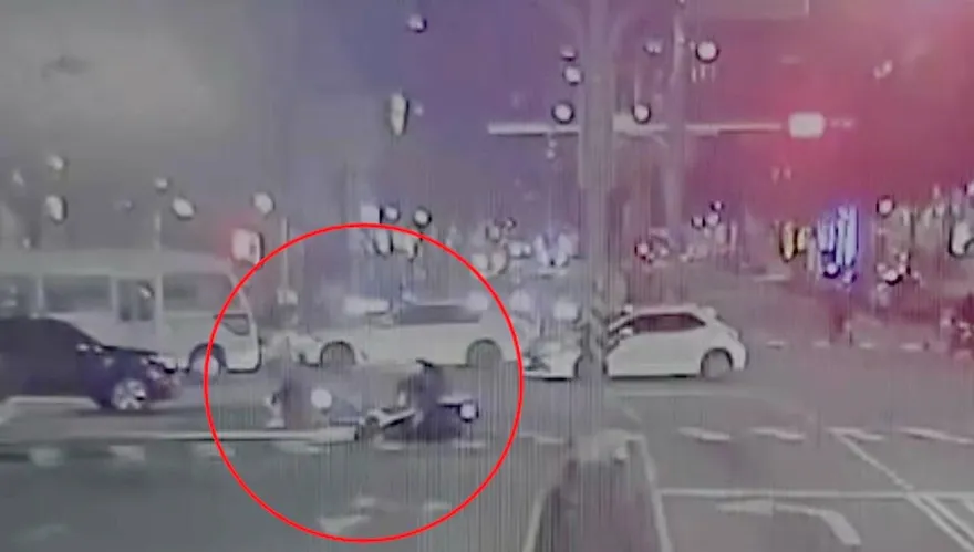 影/新莊警鳴笛騎車趕現場　路口擦撞機車2人慘摔受傷