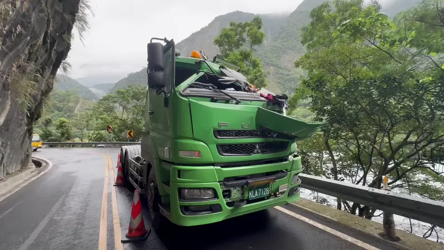 影/中橫出事原因曝光！聯結車載土石「疑轉彎過快」