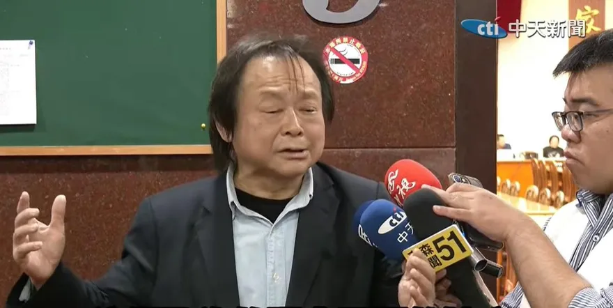 游智彬帶衛生紙酸「綠執政烙賽」　王世堅嗆放馬過來：生死狀簽一簽