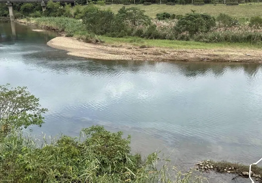 基隆河仍飄油花無法用！台水急調1萬噸水支援「可撐10天」