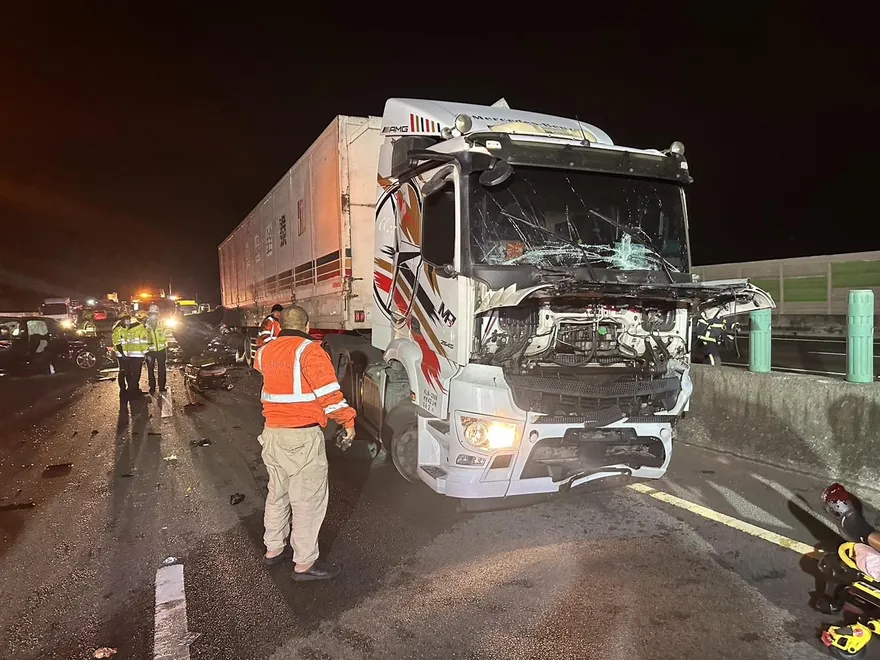 國一4車連環撞1死9傷！　砂石車肇逃駕駛辯稱不知被撞