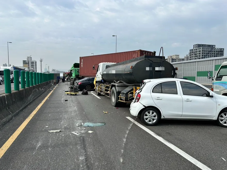 國10鼎金系統路段連環車禍　7車相撞慘況曝光