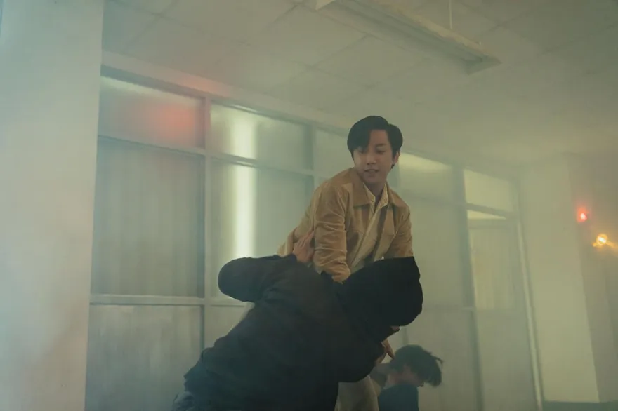 振永闖警局一打五！見300人狂砸「石頭雨」大場面嚇呆