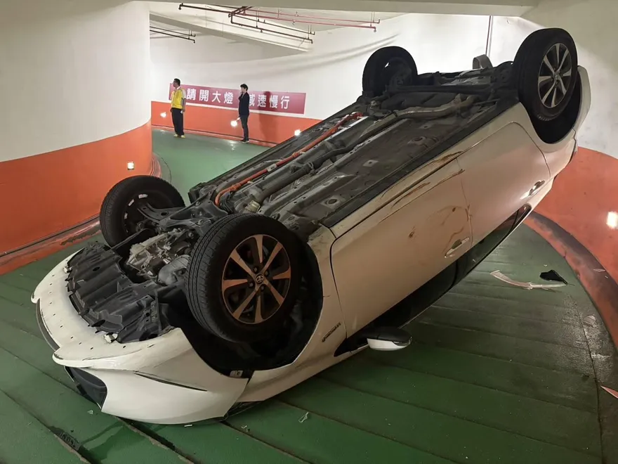 影/傻眼貓咪！桃園女租車「一路滾下車道」4輪朝天