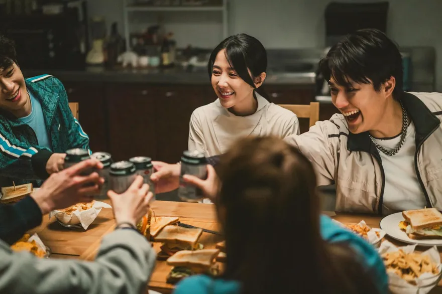 片場暖舉曝！邵雨薇被爆愛玩紓壓小玩具　陳昱廷誇她：理性又自律