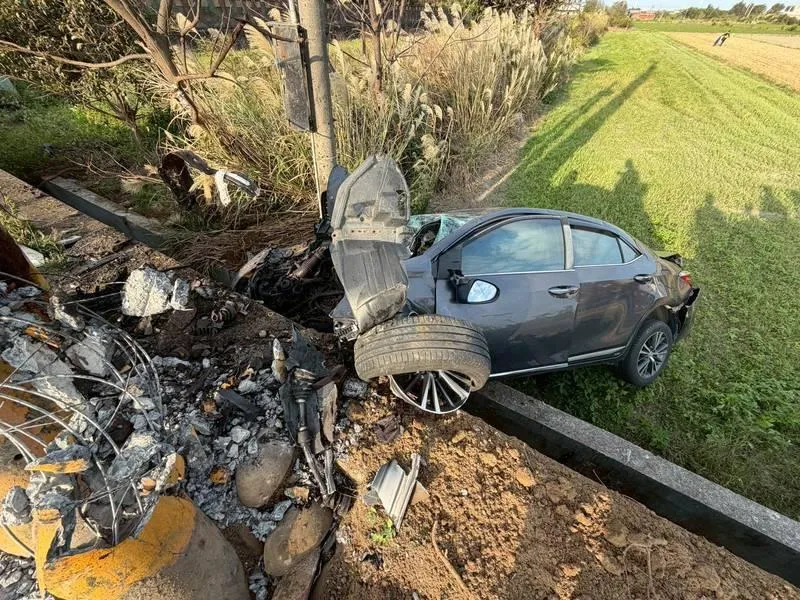苗栗男駕車「高速撞斷電桿」下車狂奔！脖子有刀傷命危