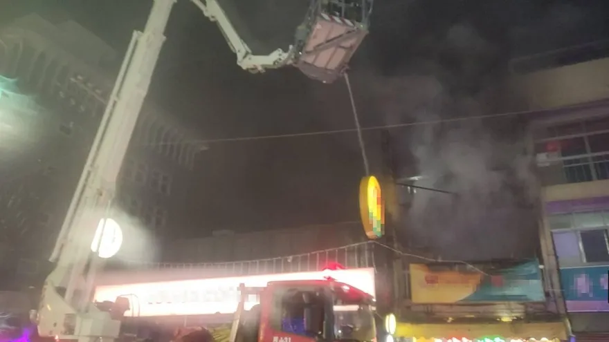 影/高雄透天厝大火！「2層樓都狂燃」恐怖濃煙狂竄