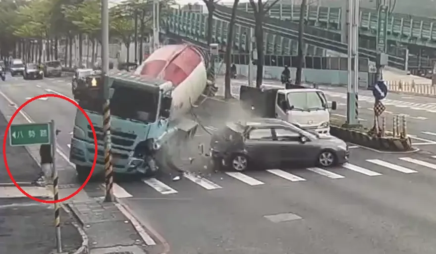 好險閃得快！淡水水泥車失控釀禍　她差一步見閻王