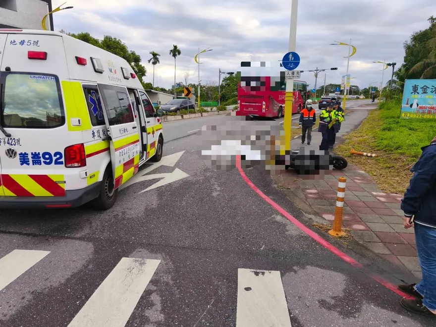 影/遊覽車與機車碰撞！花蓮騎士倒地被輾過　當場慘死