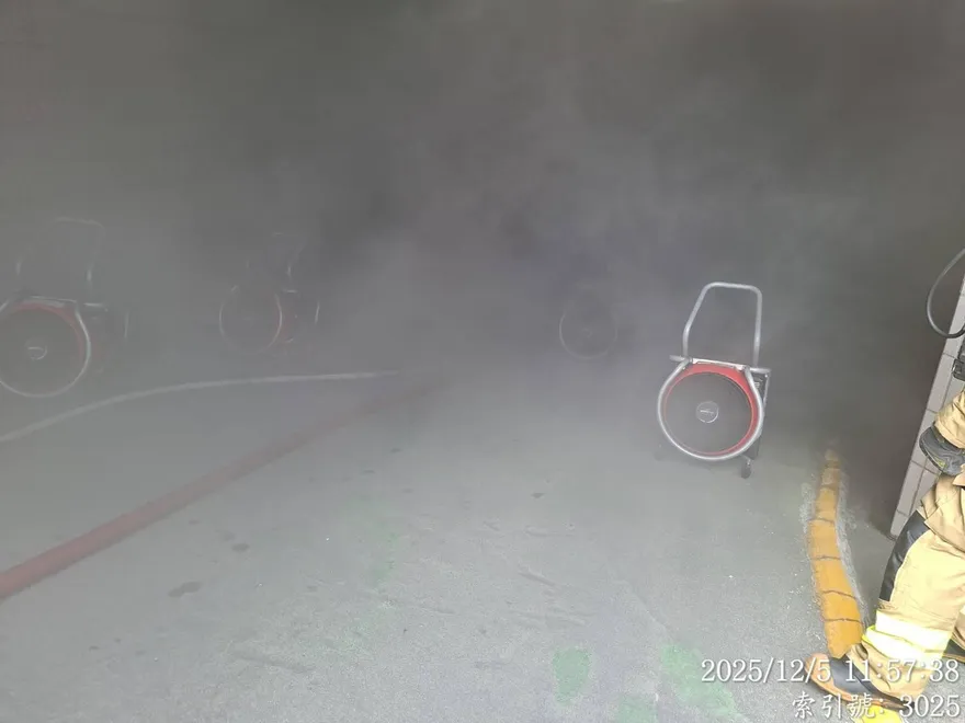 台南東區住宅地下室火警！　濃煙狂竄能見度超低