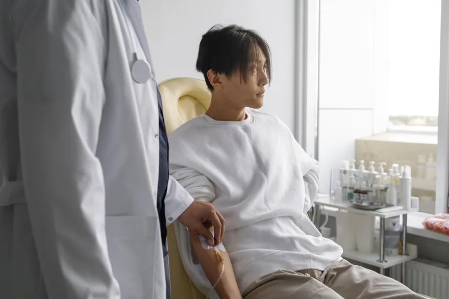 20歲男忽略「腿腫、小便泡沫」警訊　1年後崩潰「要終身洗腎」！