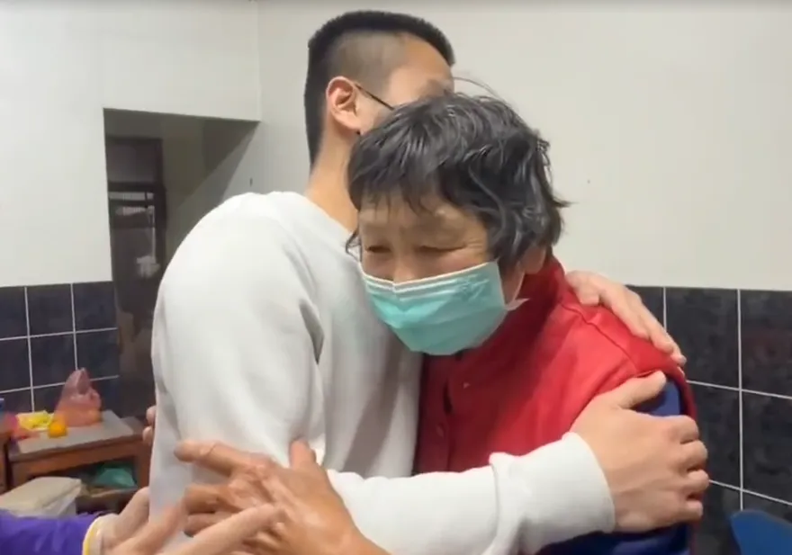 鹹粥嬤金孫今回家！祖孫相擁而泣　他坦言：不敢再出國了