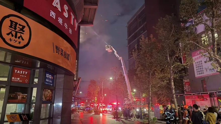 濃煙竄天！新店凌晨住商混合大樓火警　幸未釀傷亡