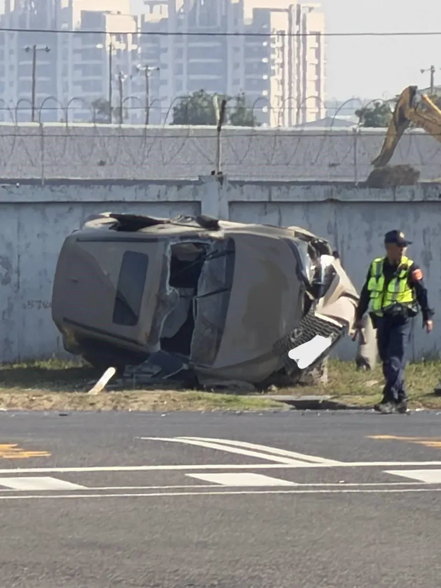高雄2車相撞嚴重變形！　休旅車翻覆小港機場圍牆邊