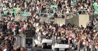 AAA亂象！粉絲搶看紅毯不回座　韓星「太陽底下罰站」超尷尬