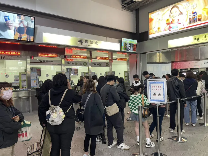 台鐵內壢楊梅段電車線故障仍未排除！延誤大批旅客擠爆車站