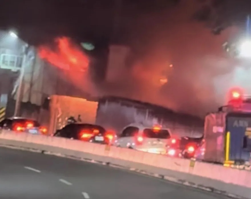 影/新北八里3工廠大火！烈焰海釀交通癱瘓　破百勇消灌救