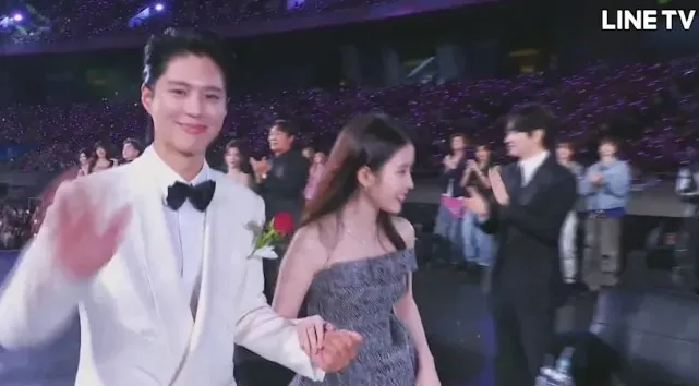 IU、朴寶劍牽手領CP獎甜翻！AAA現場對唱名曲粉絲感動