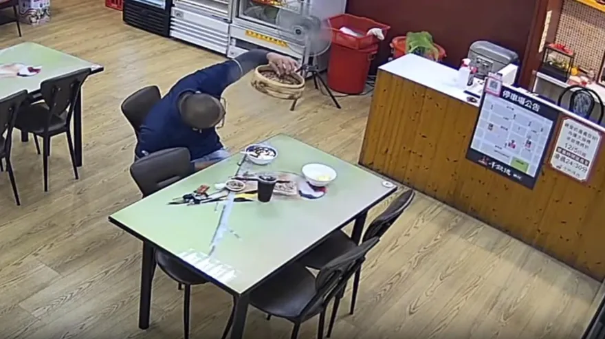 影/您的小籠包來了！店員留蒸籠蓋端走小籠包　他看傻眼