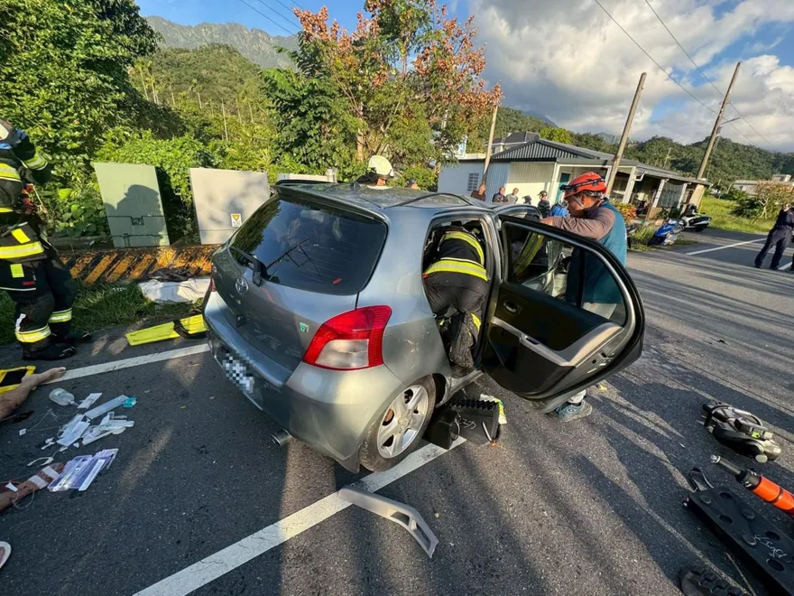 台東73歲翁載29歲孫赴國考「自撞雙雙斷魂」　車體嚴重毀損