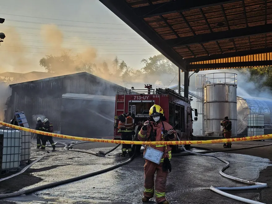 影/快關窗！新北三峽化學工廠惡火熄了　刺鼻煙霧飄散