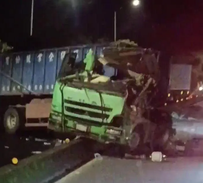 影/新北台2線3大小車追撞！「車頭全毀」南北幾全封