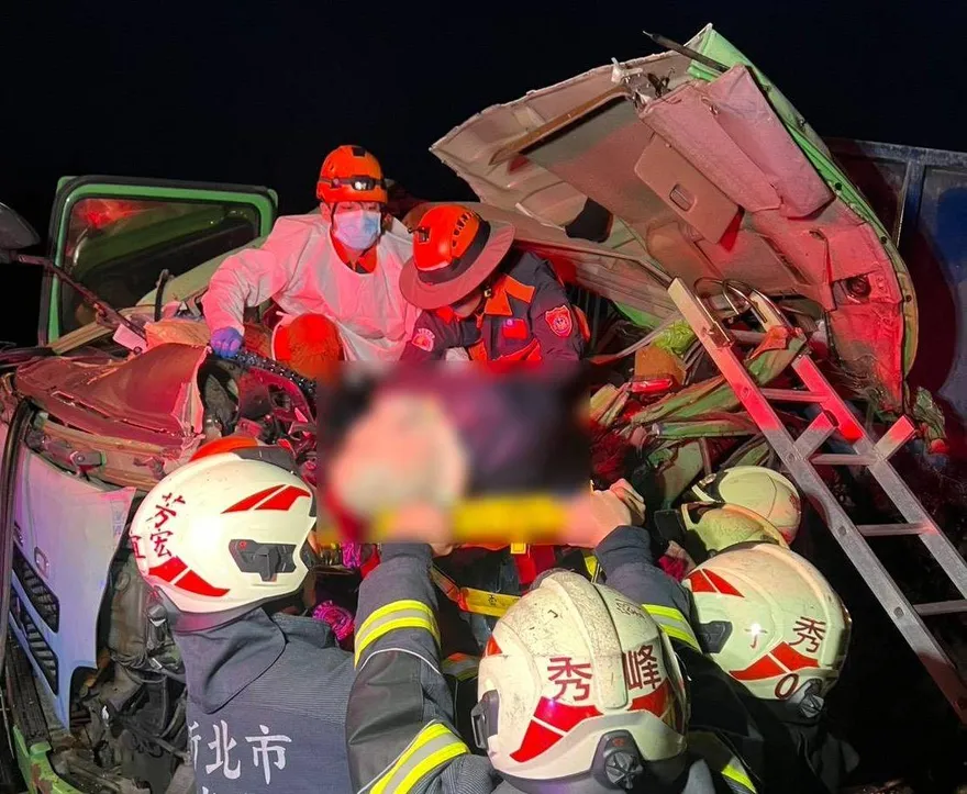 影/濱海公路貢寮段「大貨車對撞貨櫃車」車頭不見　駕駛夾死