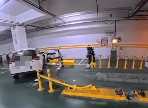 影/iRent失控暴衝停車場！「整座柵欄」撞斷噴飛　驚險畫面曝