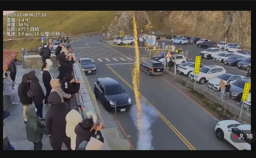 武嶺清晨偷放煙火爽嗨！鏡頭君全程直擊　男當場吞罰單