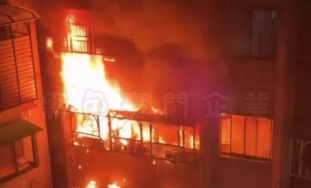 影/近距離影片曝！內湖公寓大火「整層狂燒」全棟急逃