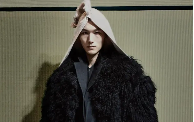 網傳巴黎世家頭巾似披麻戴孝？　實為日本品牌設計