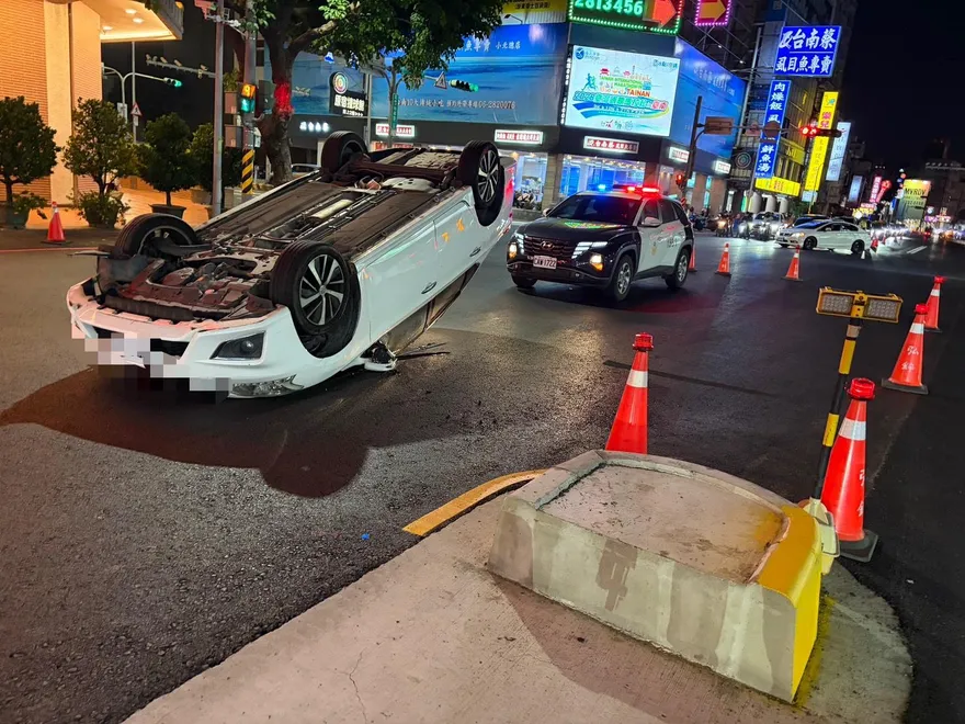 影/台南轎車撞庇護島翻覆「四輪朝天」！　驚險瞬間曝