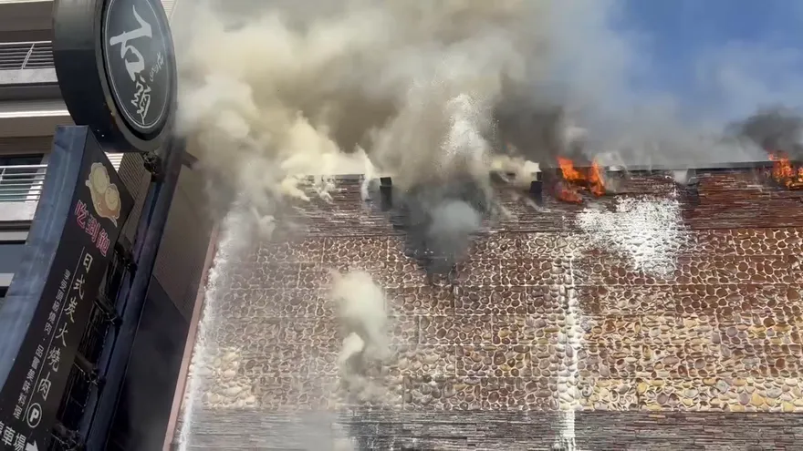 影/裝修竟遭祝融！台南知名火鍋店狂燒、濃煙烈焰猛竄