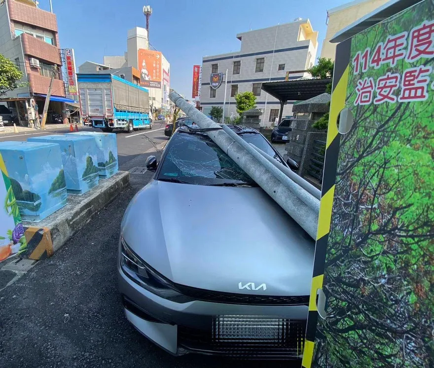 差一點殉職！台南警局前女警轎車「遭倒塌電線桿砸毀」