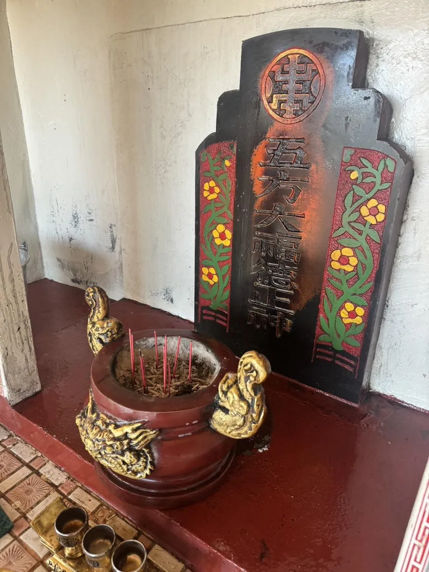 美濃土地公廟遭潑機油　警依社維法通知86歲翁說明