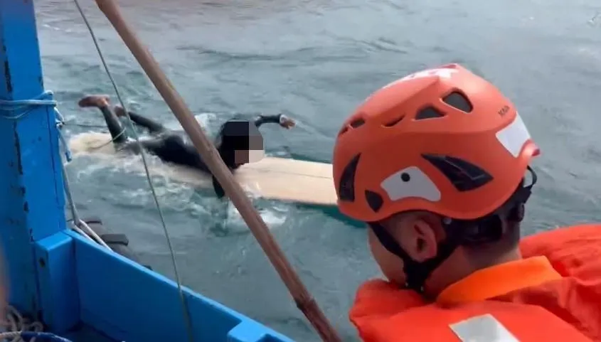 影/台東金樽衝浪客遭風浪帶出海　漁船、海巡急救援