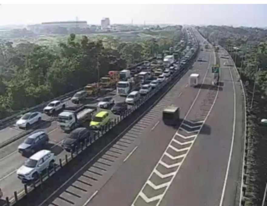 86快速道路關廟段慘烈事故！「5車撞一團」釀嚴重回堵