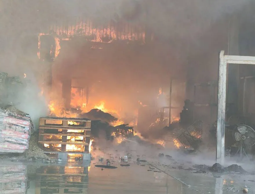 影/台南新化工廠遭烈焰吞噬！模具廠「整間狂燃」